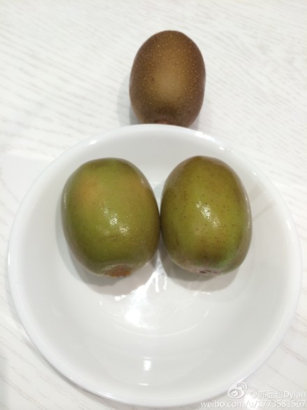 郭品超早上吃兩顆奇異果(獼猴桃)不剥皮